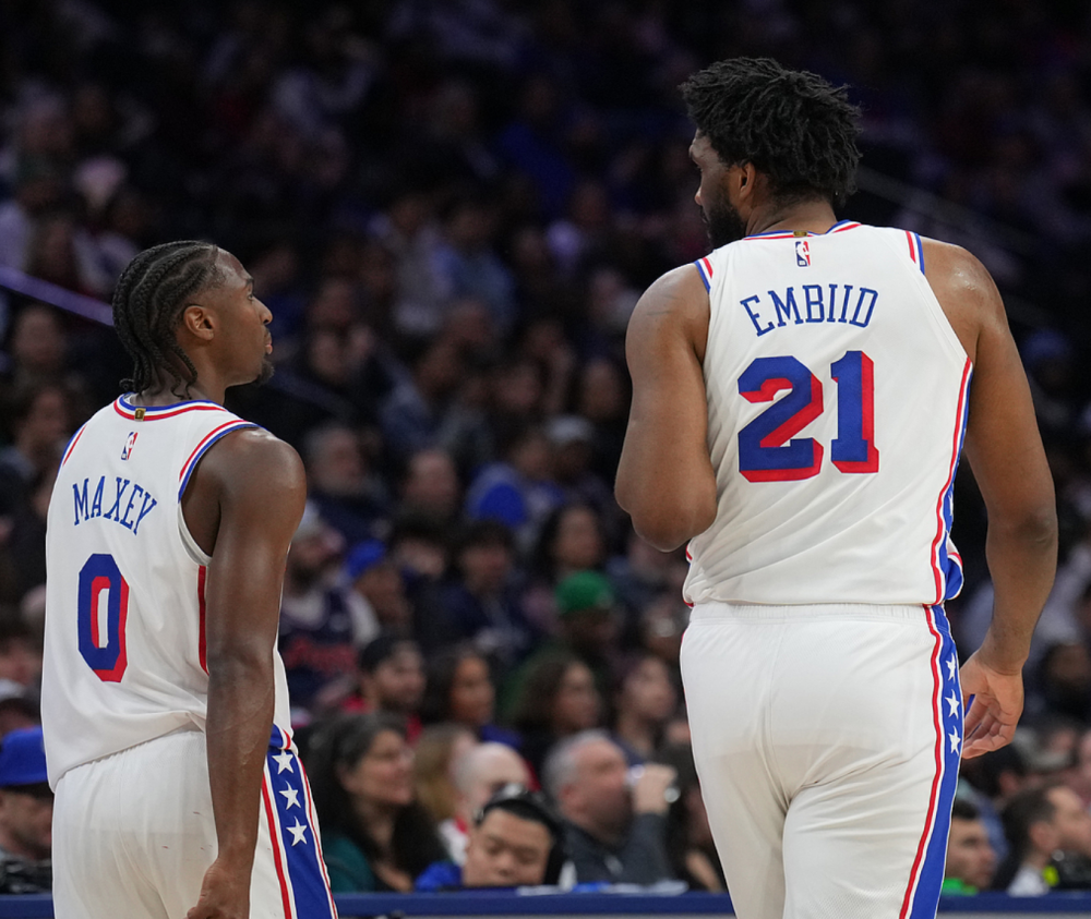 76人球星三分绝杀，全场观众热烈欢呼，有关社区都是.